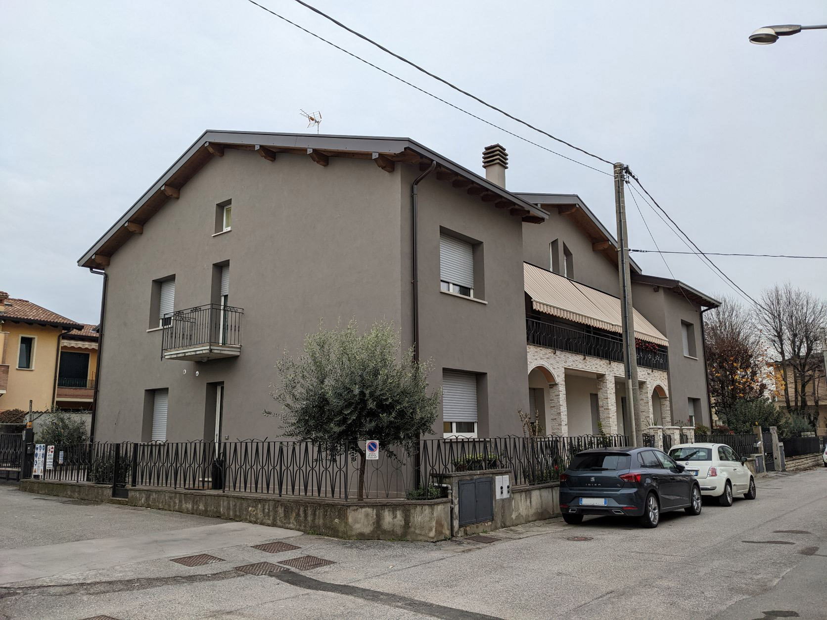 Intervento di manutenzione straordinaria per rifacimento copertura, miglioramento sismico ed energetico di edificio residenziale